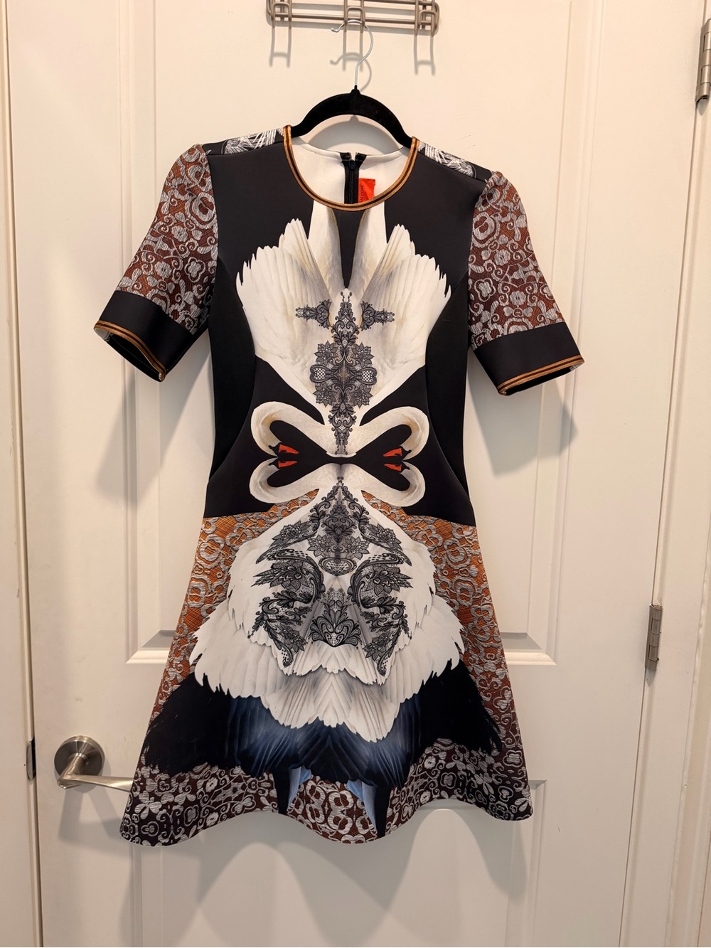 Clover Canyon Swan Print
Neoprene Short Sleeve
Dress Size S